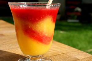 Letní koktejl mango-maliny-kokos